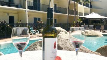 2 piscines extérieures, chaises longues