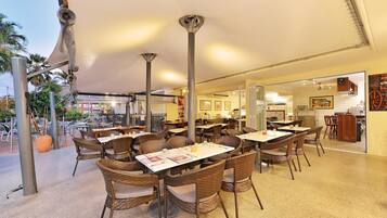 Petit déjeuner complet (27 AUD par personne)