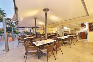 Daily full breakfast (AUD 27 per person)