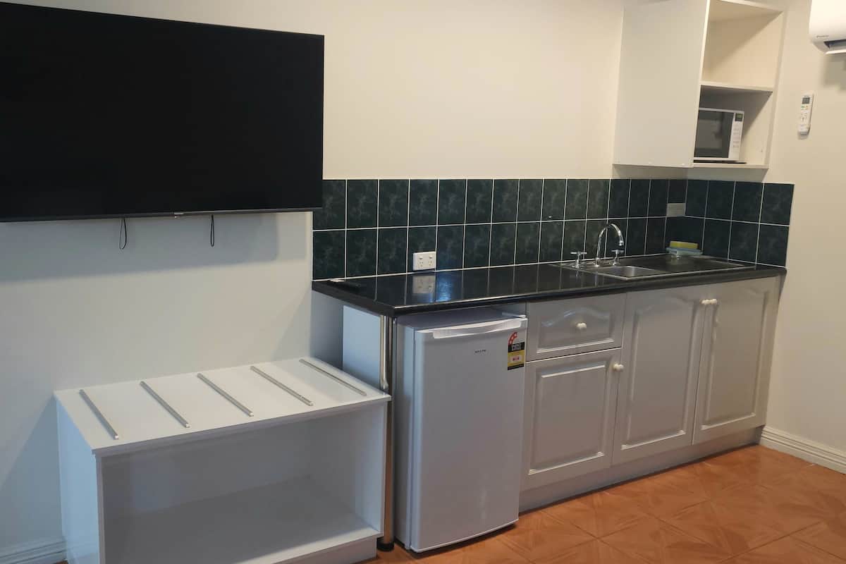 full-sized fridge, electric kettle