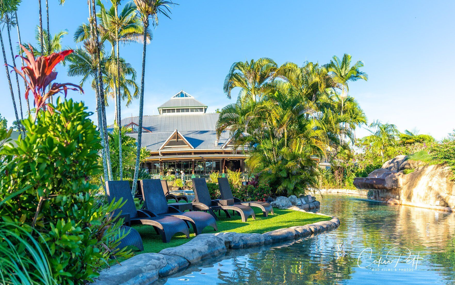 3 室外游泳池，08:00 至 20:00 开放，池畔遮阳伞，日光浴躺椅