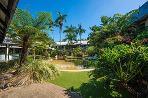 3 piscinas al aire libre, sombrillas, sillones reclinables de piscina