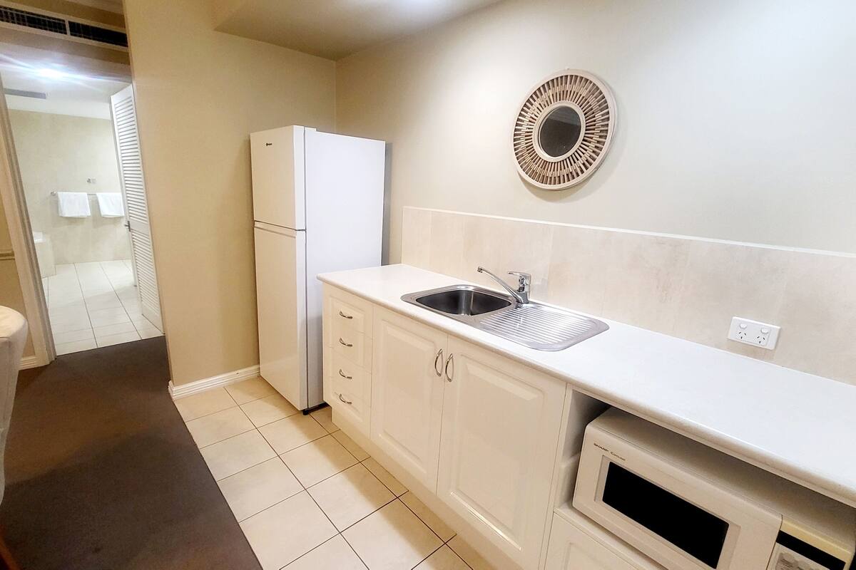 executive studio suite | private kitchen | full-sized fridge, electric kettle