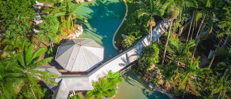 3 piscine all'aperto, ombrelloni da piscina, lettini