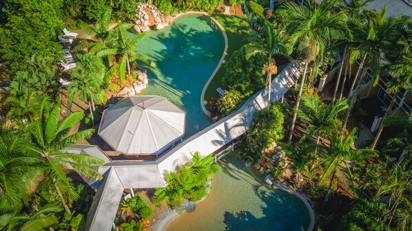 3 piscines extérieures, accès possible de 8 h à 20 h, parasols