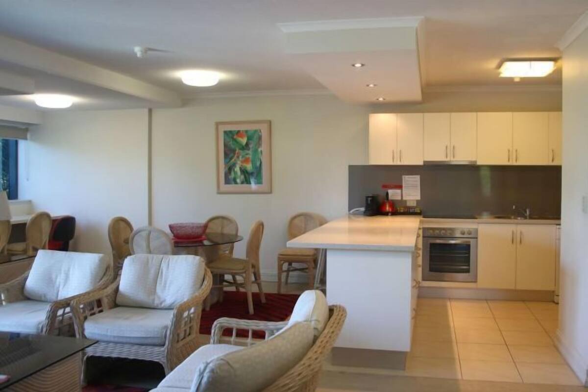 Private kitchen | Coffee/tea maker, full-size fridge, microwave, stovetop