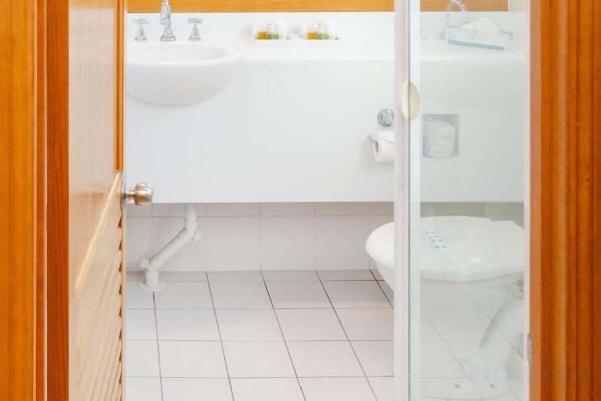 Baño | Artículos de higiene personal gratuitos, secador de pelo y toallas