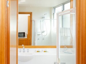 Classic-Zweibettzimmer | Badezimmer | Kostenlose Toilettenartikel, Haartrockner, Handtücher