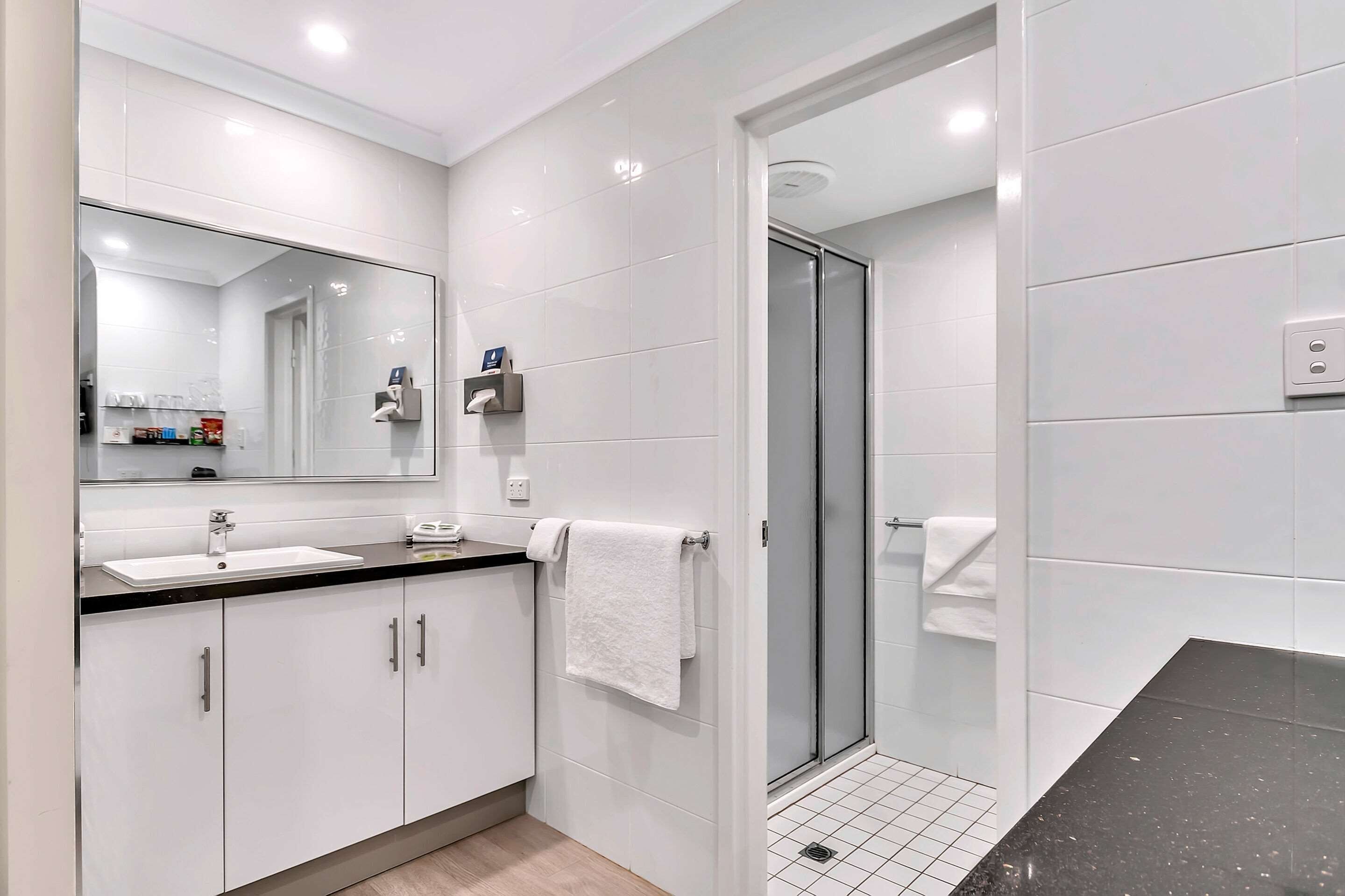 standard 1 queen 1 single non smoking | minibar, in-room safe, soundproofing, iron/ironing board