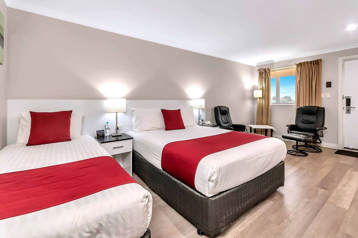 standard 1 queen 1 single non smoking | minibar, in-room safe, soundproofing, iron/ironing board