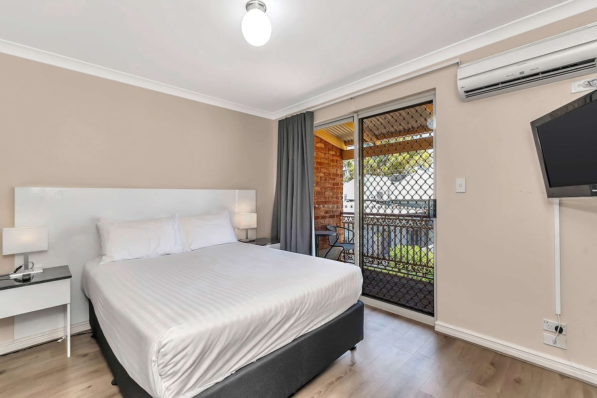 Standard 1 Queen 2 Single Non Smoking | Minibar, in-room safe, soundproofing, iron/ironing board