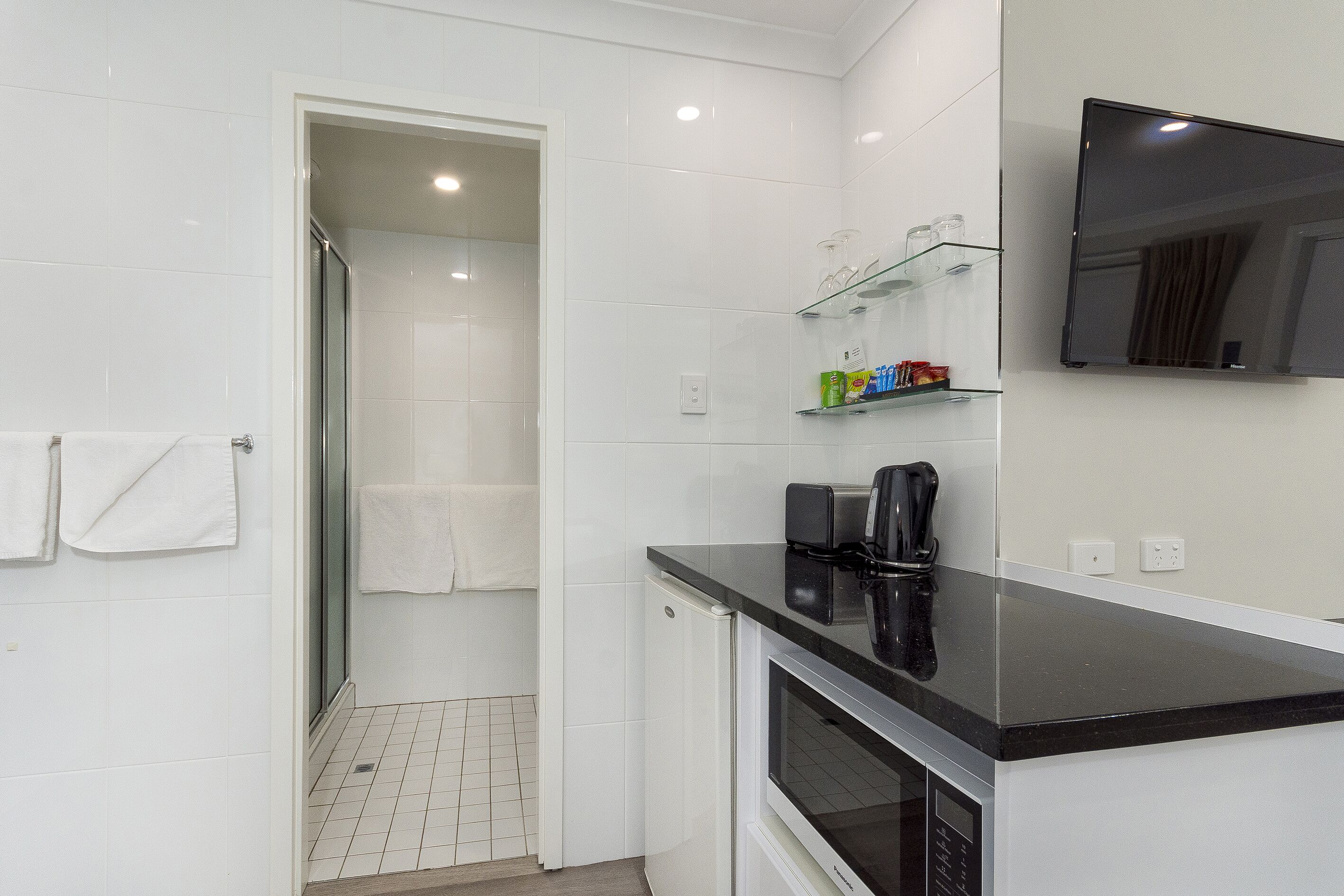 standard 1 queen 1 single non smoking | private kitchen | fridge, coffee/tea maker, electric kettle