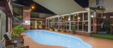 Piscine extérieure, parasols de plage, chaises longues