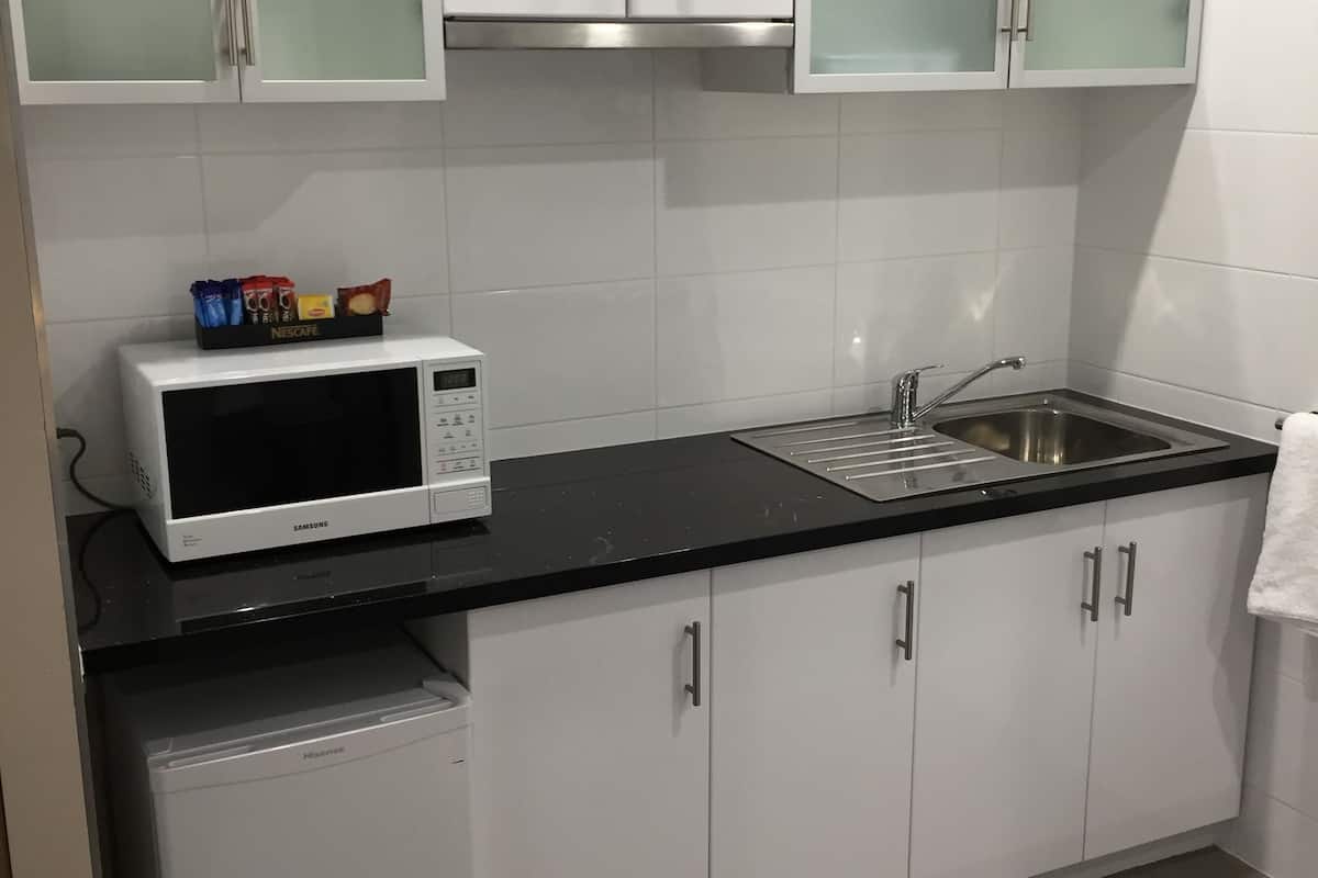 deluxe queen non smoking kitchenette  | private kitchenette | fridge, coffee/tea maker, electric kettle