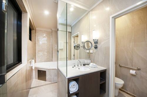 Luxury Suite, 1 Queen Bed, Bathtub | Bathroom