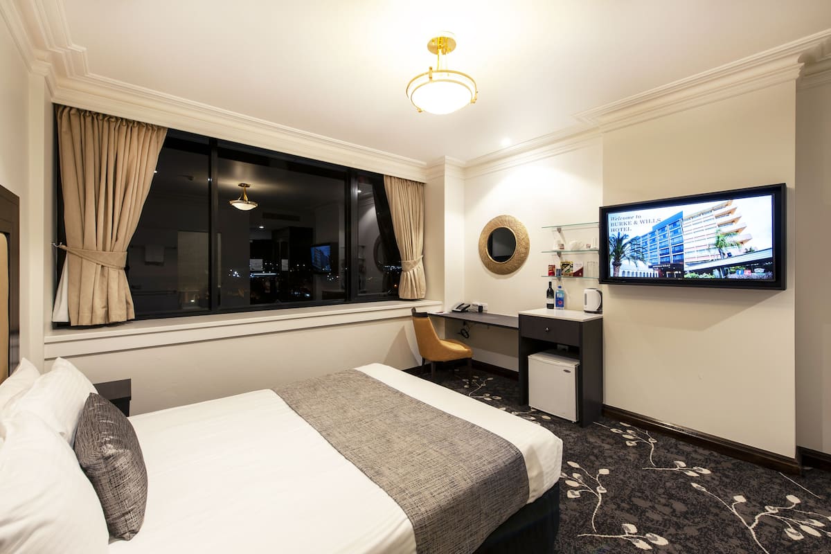 superior corporate queen | premium bedding, minibar, in-room safe, desk