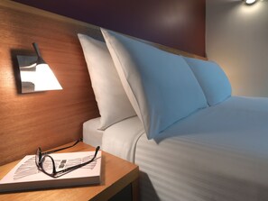 Minibar, desk, laptop workspace, blackout drapes - YEHS Hotel Melbourne CBD (Melbourne)