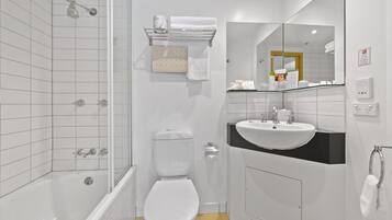 Combined shower/bathtub, free toiletries, hair dryer, towels