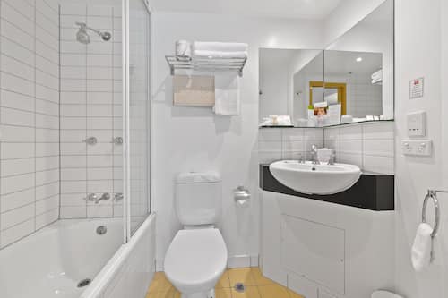 Combined shower/bathtub, free toiletries, hair dryer, towels