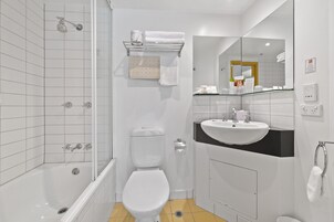 Combined shower/bathtub, free toiletries, hair dryer, towels