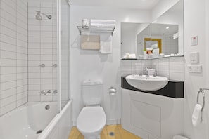 淋浴/浴缸二合一、免費盥洗用品、吹風機、毛巾