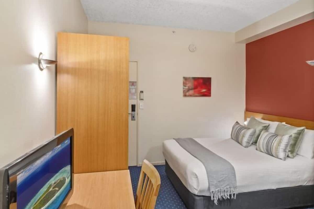 1 bedroom, minibar, desk, laptop workspace