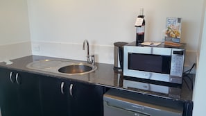 Fridge, coffee/tea maker