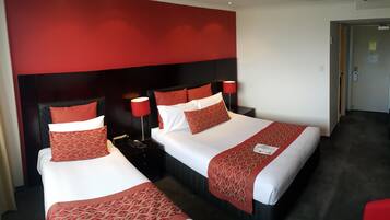 Deluxe Queen Room with Single Bed | Minibar, in-room safe, soundproofing, iron/ironing board
