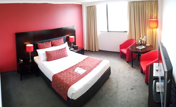 Deluxe-værelse - 1 queensize-seng | Minibar, pengeskab på værelset, lydisolering, strygejern/strygebræt