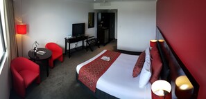 Deluxe Room, 1 Queen Bed | Minibar, in-room safe, soundproofing, iron/ironing board - Leichhardt Hotel (Rockhampton)