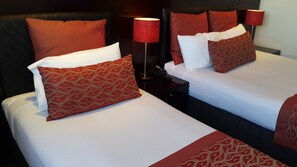 华丽客房 (Queen with Single Bed) | 迷你吧、客房内保险箱、隔音、熨斗/熨衣板