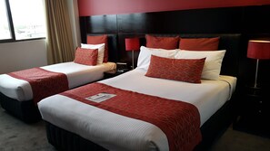 Deluxe Queen Room with Single Bed | Minibar, in-room safe, soundproofing, iron/ironing board