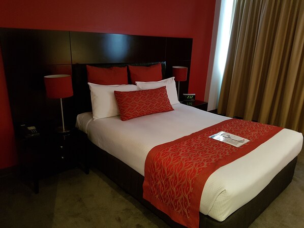 Minibar, in-room safe, soundproofing, iron/ironing board - Leichhardt Hotel (Rockhampton)