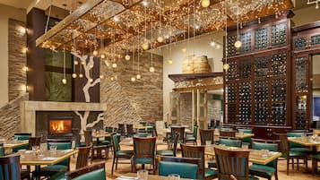 Se sirven comidas, cenas, brunch y cocina americana