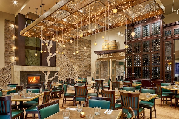 Se sirven comidas, cenas, brunch y cocina americana