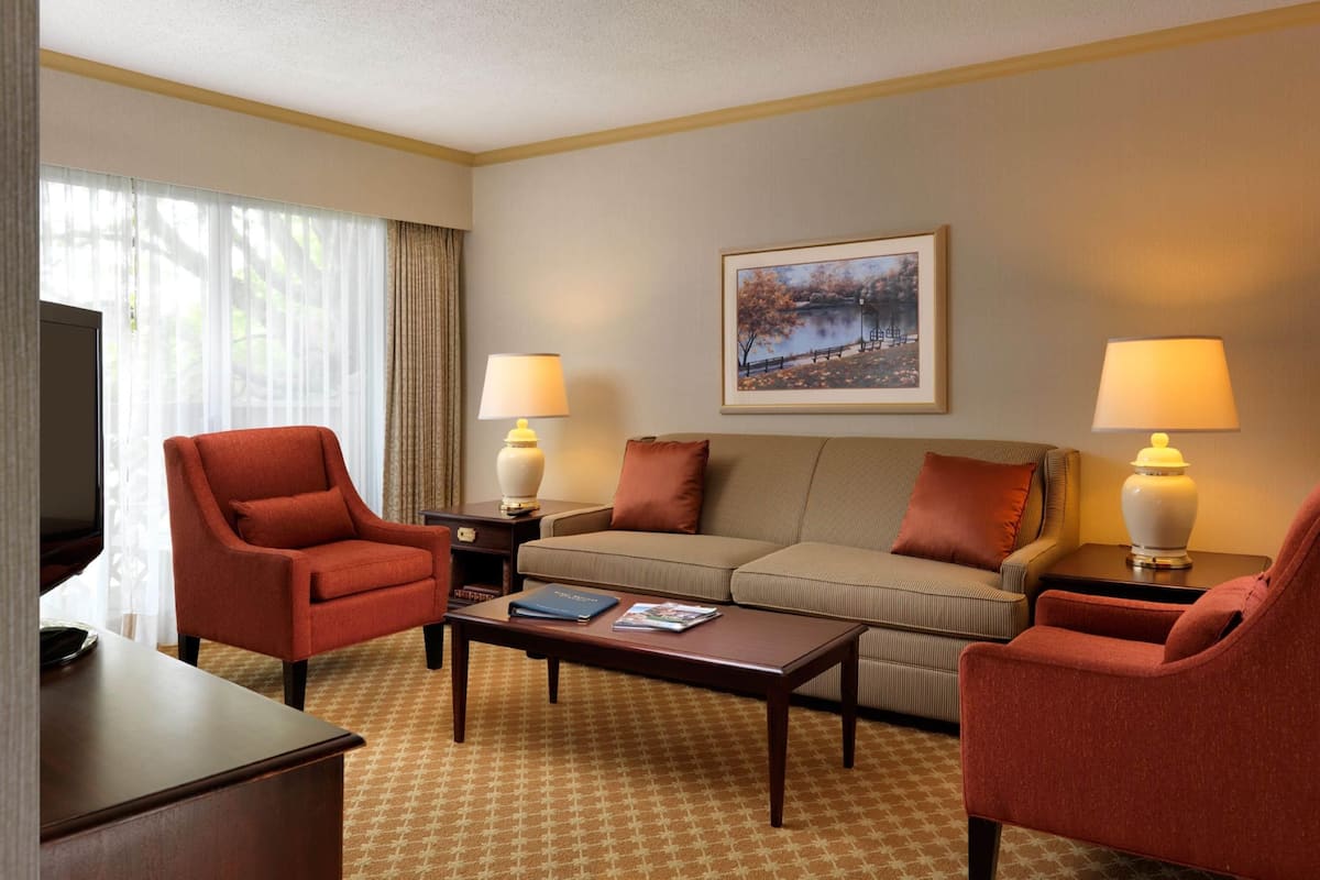 Colchones con pillow-top y caja de seguridad en la habitación