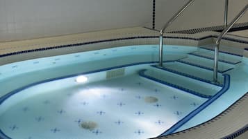 Indoor spa tub