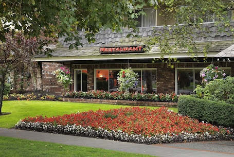 Exterior. Royal Scot Hotel & Suites, Trademark Collection by Wyndham