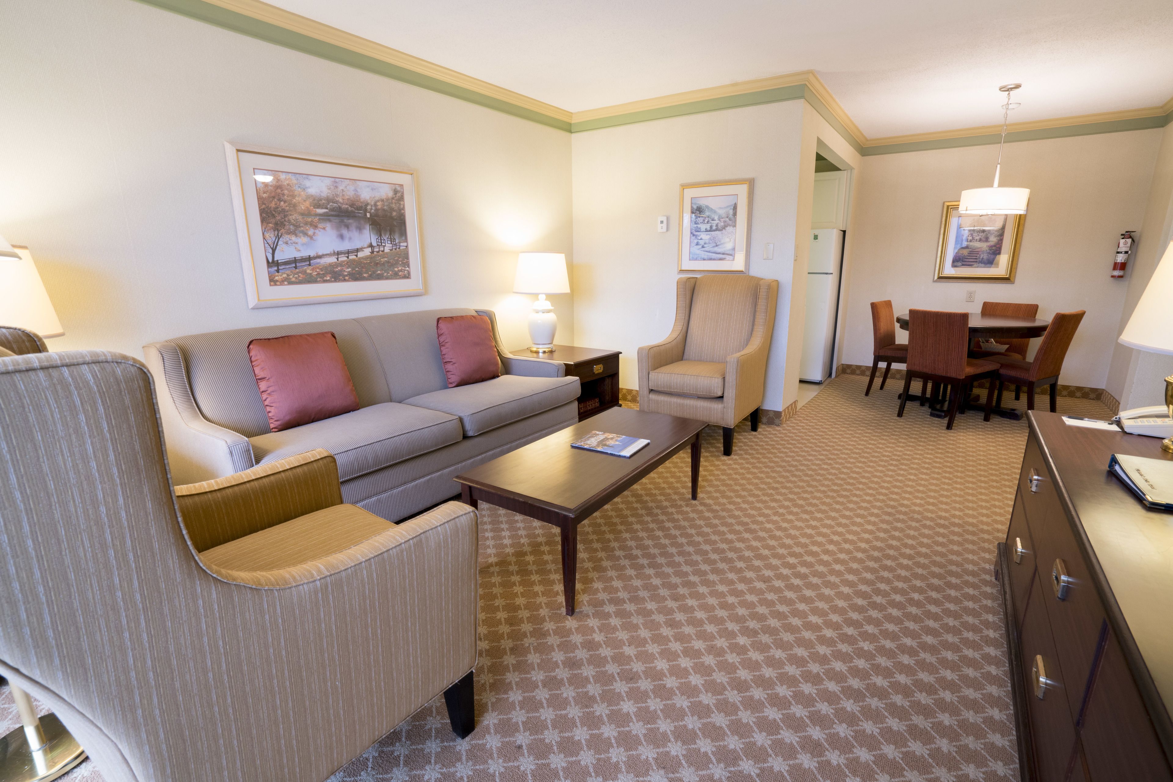 Photo - Royal Scot Hotel & Suites