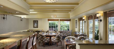 تقديم الإفطار والغداء