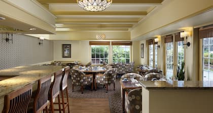 Royal Scot Hotel & Suites, Trademark Collection by Wyndham