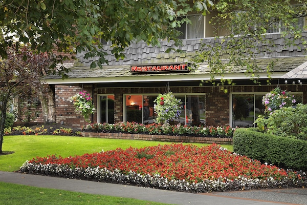 Breakfast and lunch served