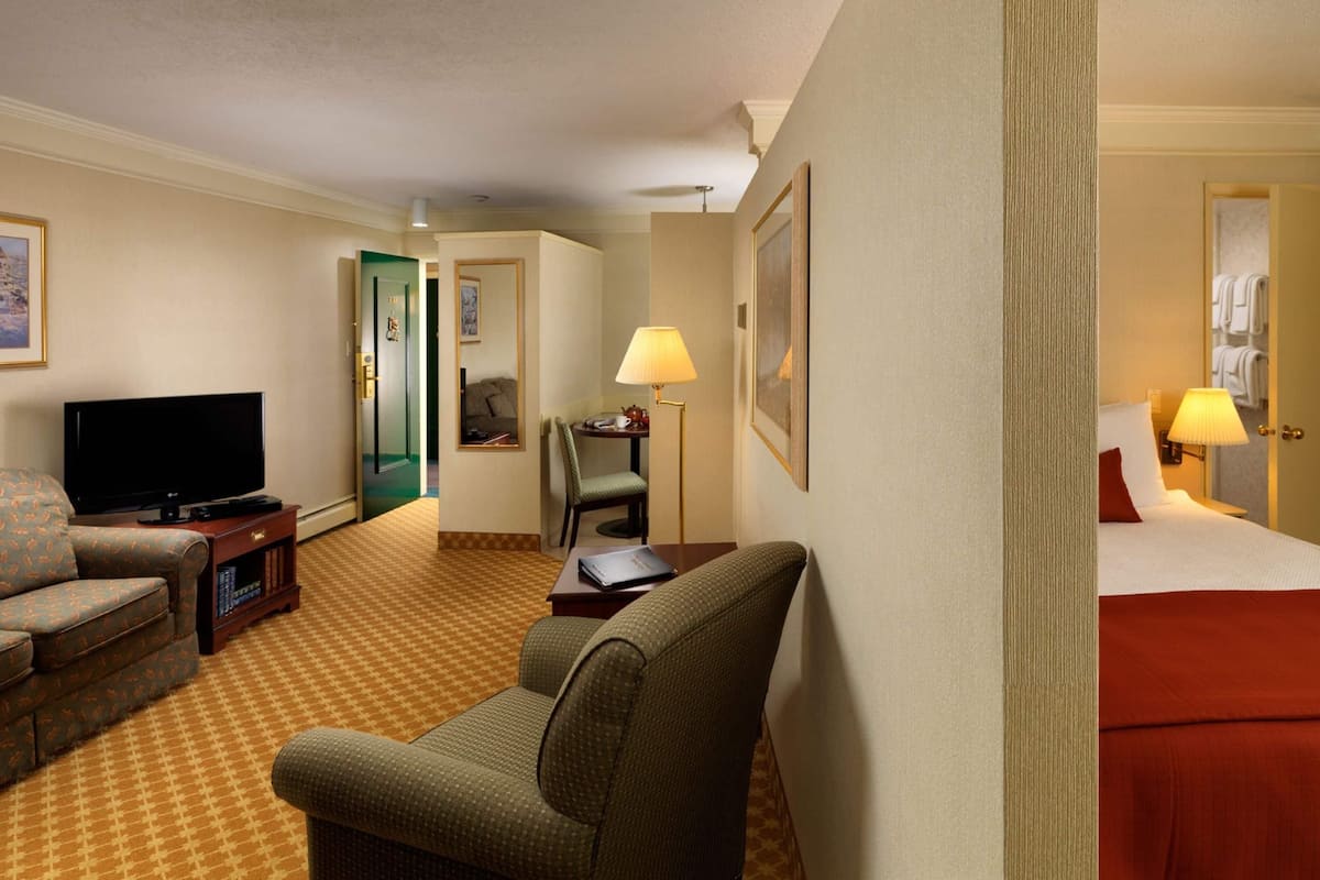 Colchones con pillow-top y caja de seguridad en la habitación