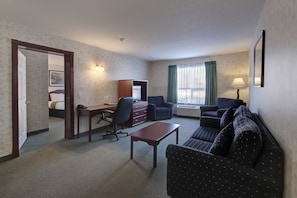 Deluxe-Suite, 1 Schlafzimmer, Nichtraucher | Wohnbereich | 41-Zoll-Flachbildfernseher mit Kabelempfang, Fernseher