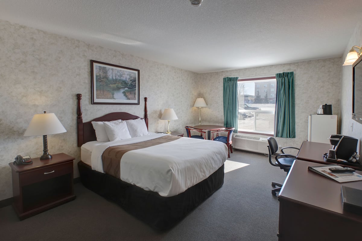 Individually decorated, iron/ironing board, free WiFi, bed sheets