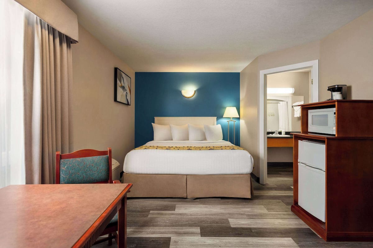 Deluxe Room, 1 King Bed, Non Smoking | Iron/ironing board, free WiFi