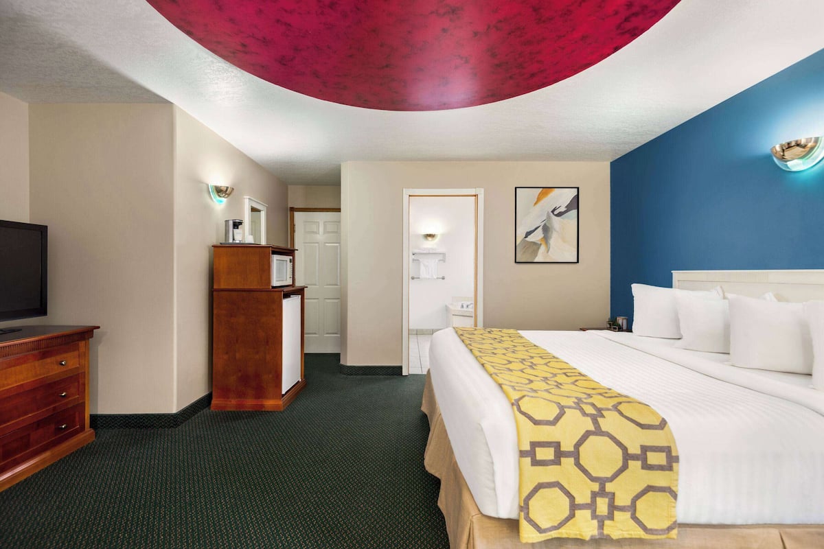 Deluxe Suite, 1 King Bed, Non Smoking, Jetted Tub | Iron/ironing board, free WiFi