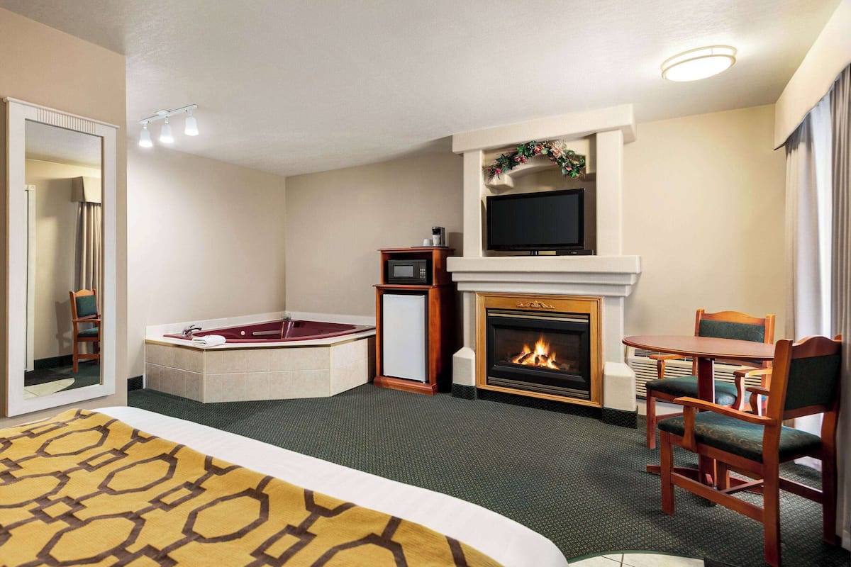 Deluxe Room, 1 Queen Bed, Non Smoking, Jetted Tub | Iron/ironing board, free WiFi