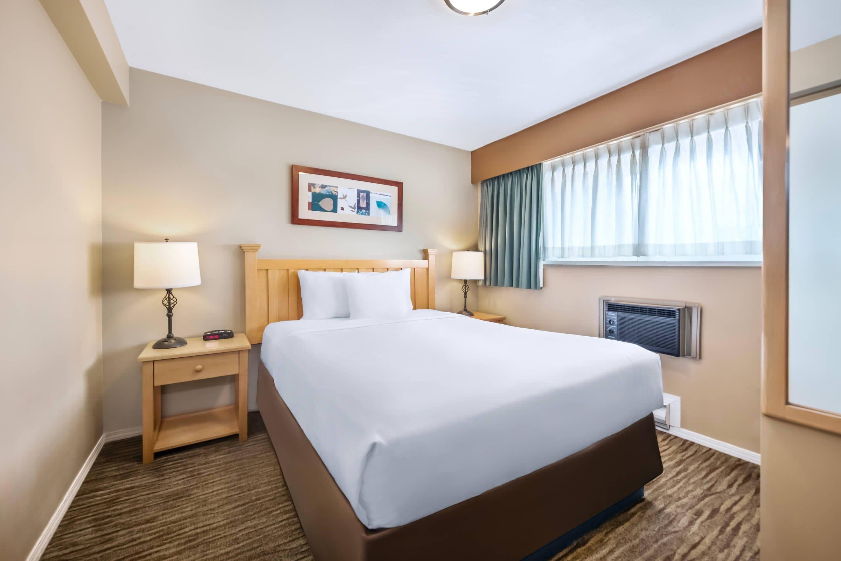 Luxe beddengoed, een bureau, verduisterende gordijnen