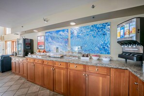 Free daily continental breakfast  - Econo Lodge Inn & Suites (District of North Vancouver)